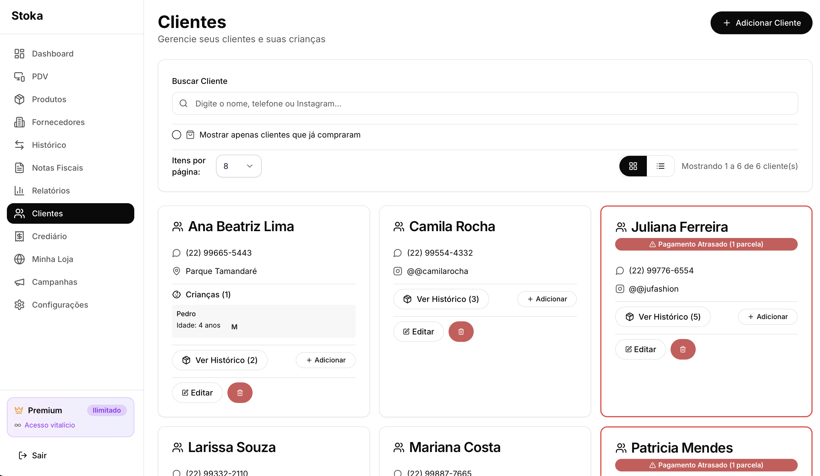 Clientes no Stoka: cards com contato, crianças e alerta de atraso